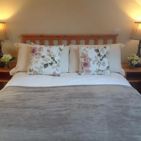 4 Bedroom Overlooking The Sea In Connemara Rossaveel